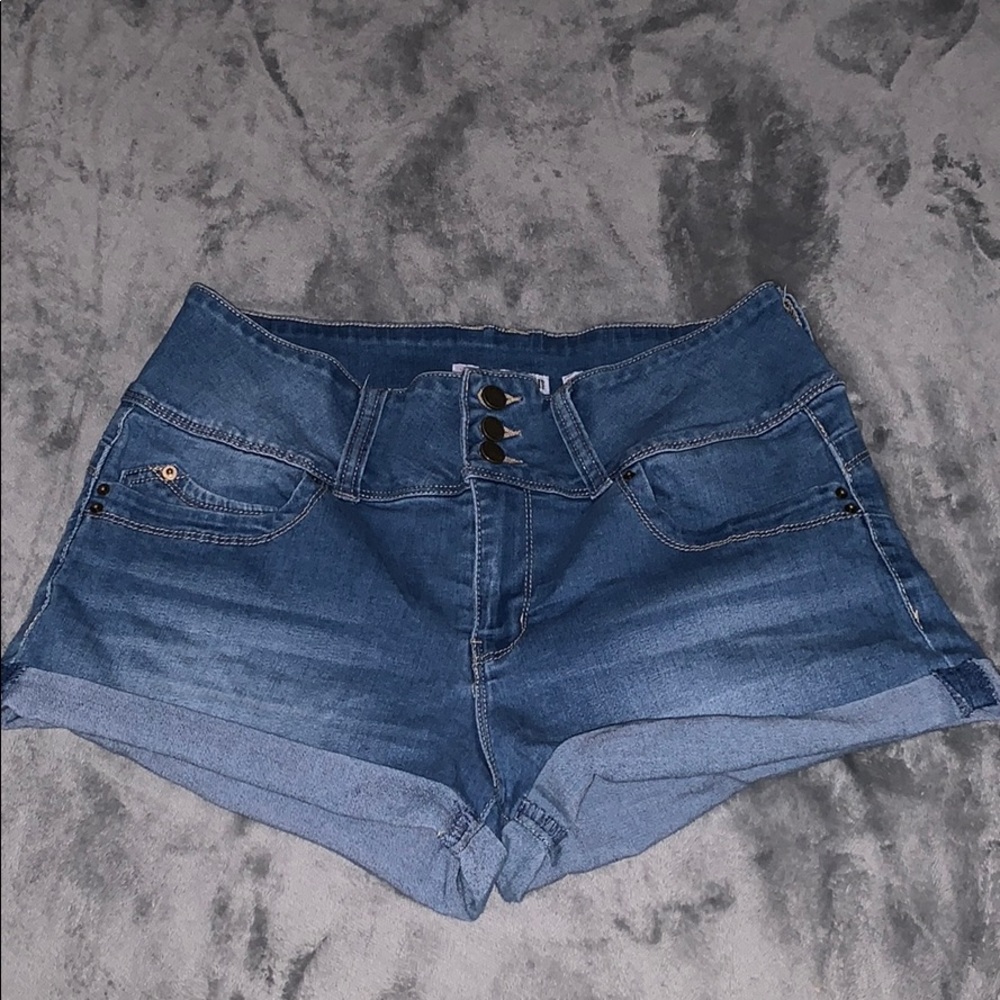 YMIxWannaBetterButt mid-rise shorts, three buttons